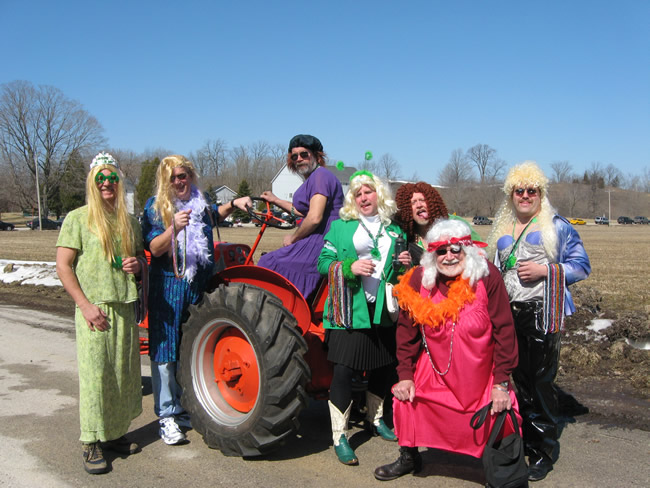 /pictures/ST Pats Float 2009 - No snow our guys keep draging/IMG_1368.jpg